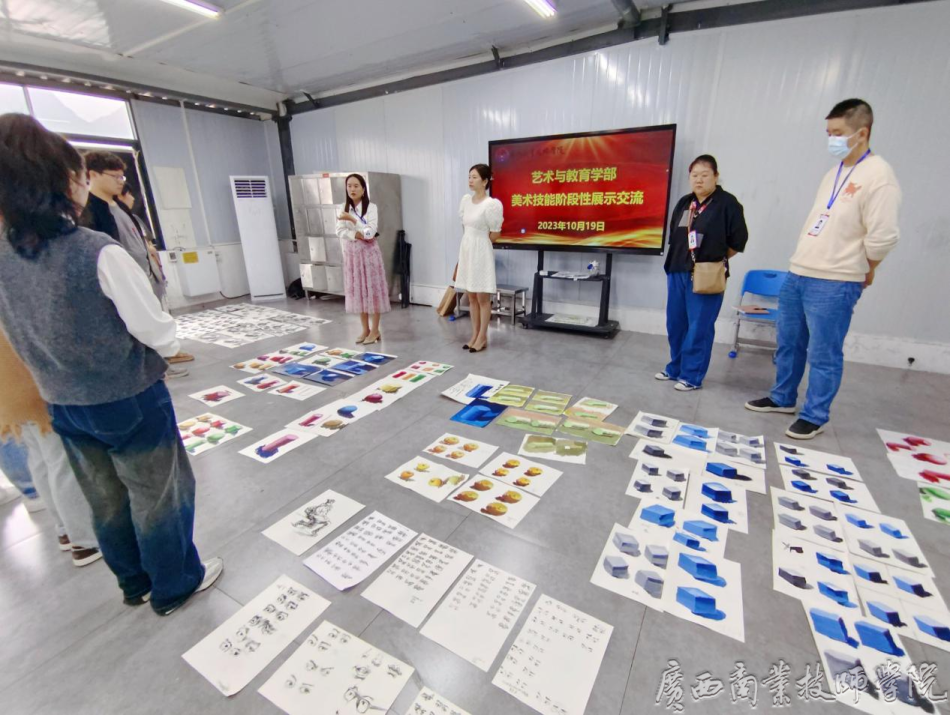 学部领导及美术专业专任教师对学生作品进行考核.png