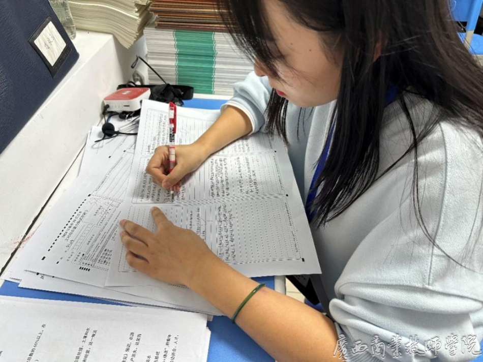 我院艺术与教育学部艺考班学生在本次阶段性考核考试中认真答题.png