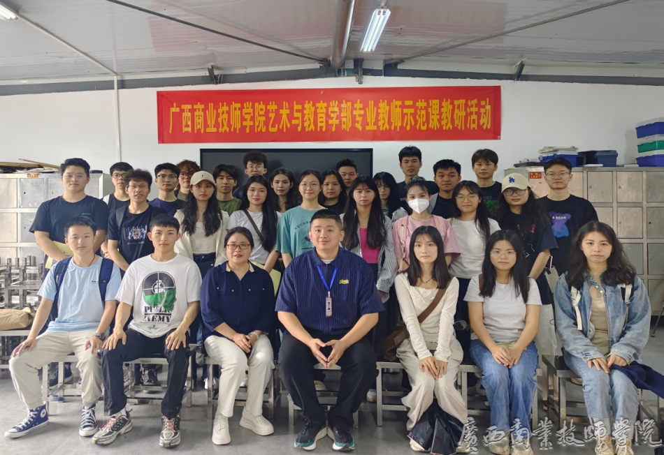 龙韵老师与见习学生合影.png