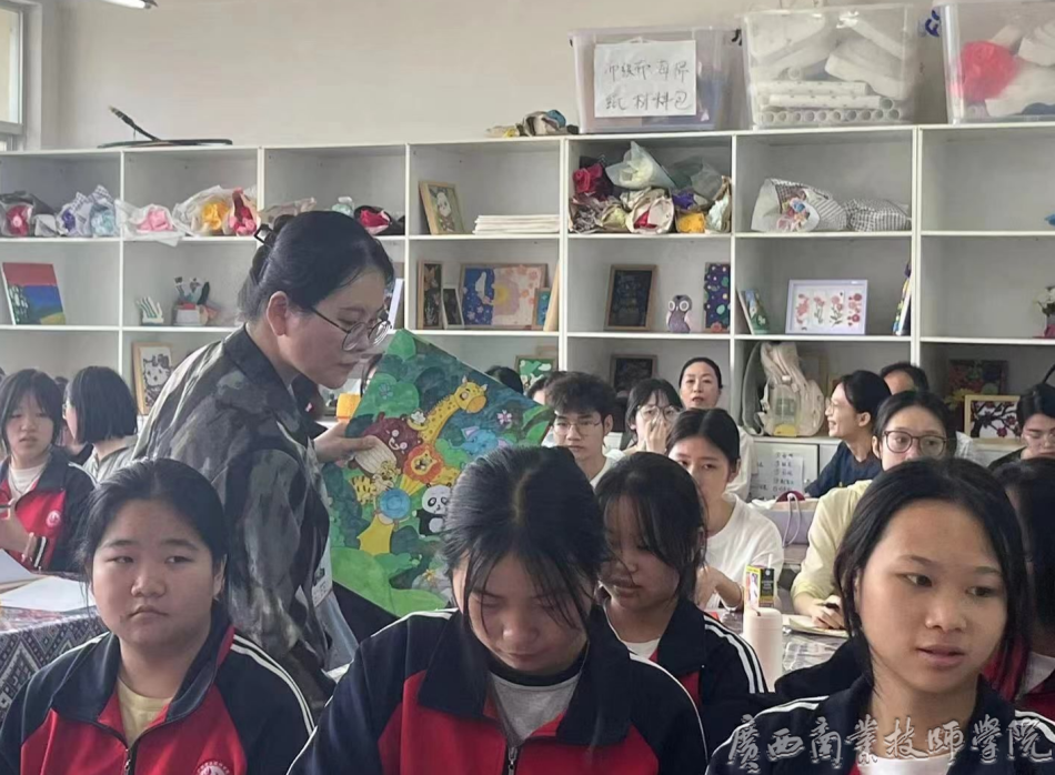 黄甜老师专业示范课与学生互动场景.png